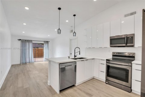 Touwnhouse à vendre à Miami, Floride: 3 chambres, 106.28 m2 № 1990547 - photo 1