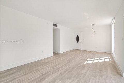 Снять в аренду кондоминиум в Майами-Бич, Флорида 3 спальни, 111.39м2, № 1929618 - фото 4