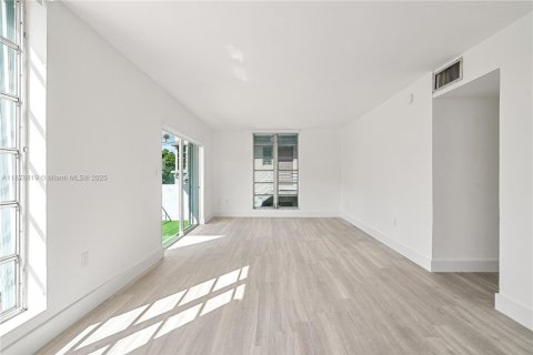 Снять в аренду кондоминиум в Майами-Бич, Флорида 3 спальни, 111.39м2, № 1929618 - фото 3