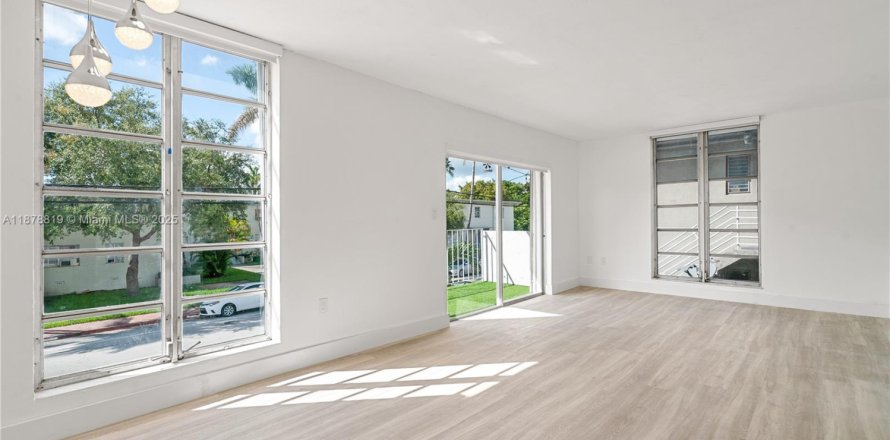 Кондоминиум с 3 спальнями в Майами-Бич, Флорида № 1929618