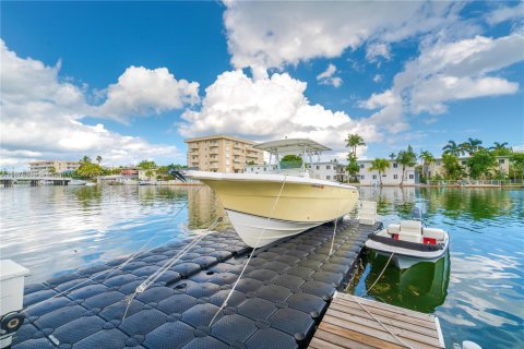 Снять в аренду кондоминиум в Майами-Бич, Флорида 3 спальни, 111.39м2, № 1929618 - фото 22