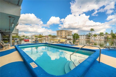 Снять в аренду кондоминиум в Майами-Бич, Флорида 3 спальни, 111.39м2, № 1929618 - фото 21