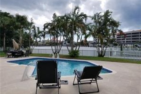 House in Saint Petersburg, Florida 3 bedrooms, 227.05 sq.m. № 2280103