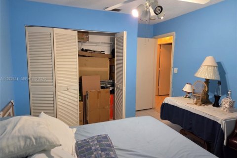 House in Pembroke Pines, Florida 5 bedrooms, 243.59 sq.m. № 2043107 - photo 28