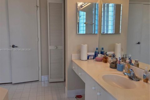 House in Pembroke Pines, Florida 5 bedrooms, 243.59 sq.m. № 2043107 - photo 15