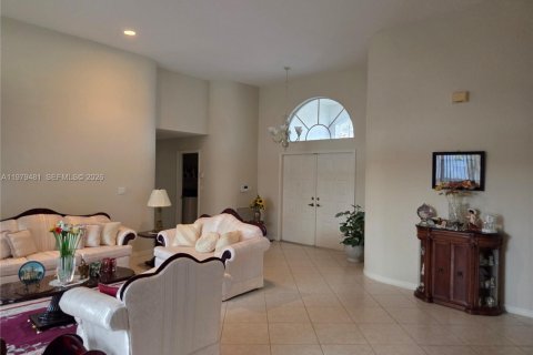 House in Pembroke Pines, Florida 5 bedrooms, 243.59 sq.m. № 2043107