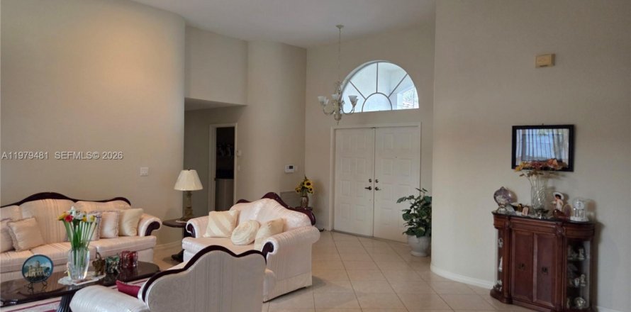 House in Pembroke Pines, Florida 5 bedrooms, 243.59 sq.m. № 2043107