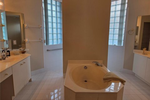 House in Pembroke Pines, Florida 5 bedrooms, 243.59 sq.m. № 2043107 - photo 18