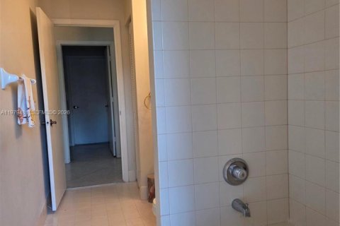 House in Pembroke Pines, Florida 5 bedrooms, 243.59 sq.m. № 2043107 - photo 26