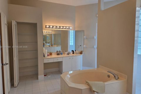 House in Pembroke Pines, Florida 5 bedrooms, 243.59 sq.m. № 2043107 - photo 12