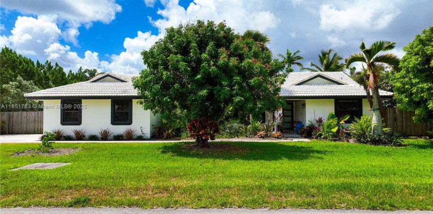 House in Homestead, Florida 4 bedrooms, 213.77 sq.m. № 1865774