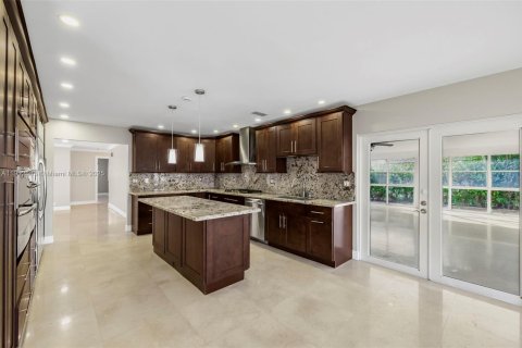 Casa en alquiler en Fort Lauderdale, Florida, 5 dormitorios, 273.04 m2 № 1969100 - foto 5