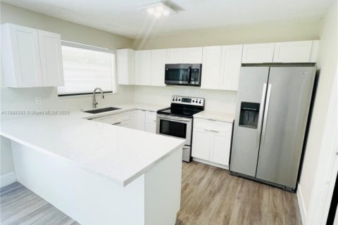 House in Miami, Florida 4 bedrooms, 288.37 sq.m. № 1942297 - photo 3