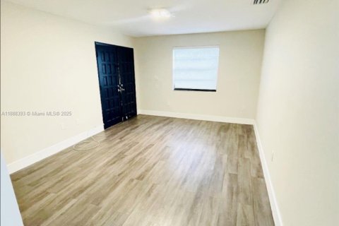House in Miami, Florida 4 bedrooms, 288.37 sq.m. № 1942297 - photo 11
