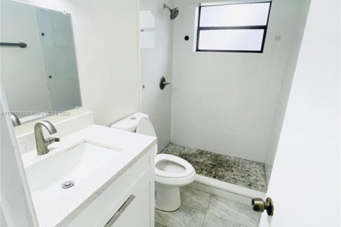 Casa en alquiler en Miami, Florida, 4 dormitorios, 288.37 m2 № 1942297 - foto 8