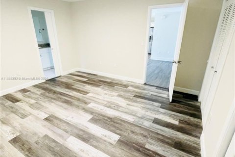 House in Miami, Florida 4 bedrooms, 288.37 sq.m. № 1942297 - photo 9