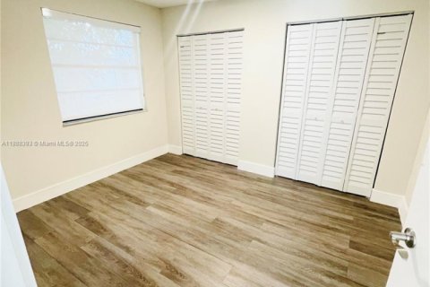 House in Miami, Florida 4 bedrooms, 288.37 sq.m. № 1942297 - photo 13