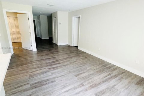 House in Miami, Florida 4 bedrooms, 288.37 sq.m. № 1942297 - photo 17