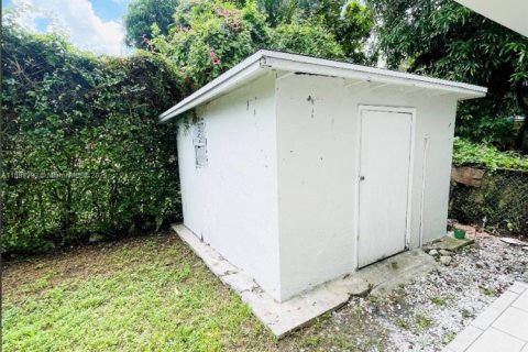 House in Miami, Florida 4 bedrooms, 288.37 sq.m. № 1942297 - photo 18