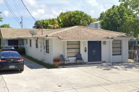 House in Miami, Florida 4 bedrooms, 288.37 sq.m. № 1942297 - photo 1