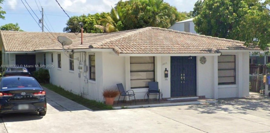House in Miami, Florida 4 bedrooms, 288.37 sq.m. № 1942297