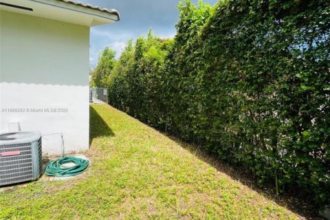 House in Miami, Florida 4 bedrooms, 288.37 sq.m. № 1942297 - photo 19