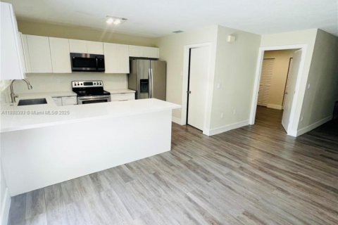 House in Miami, Florida 4 bedrooms, 288.37 sq.m. № 1942297 - photo 4