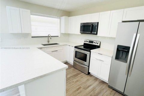 House in Miami, Florida 4 bedrooms, 288.37 sq.m. № 1942297 - photo 5