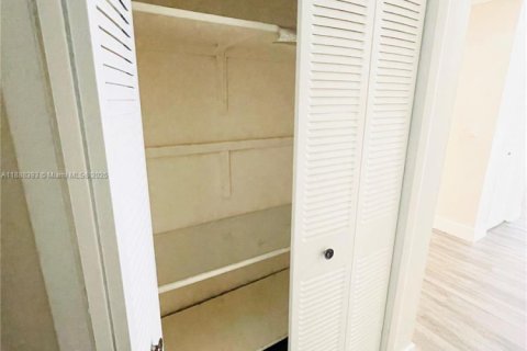 Снять в аренду виллу или дом в Майами, Флорида 4 спальни, 288.37м2, № 1942297 - фото 10