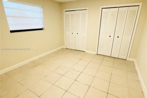 House in Miami, Florida 4 bedrooms, 288.37 sq.m. № 1942297 - photo 14