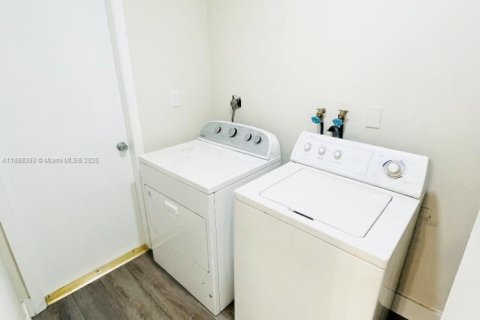 House in Miami, Florida 4 bedrooms, 288.37 sq.m. № 1942297 - photo 6