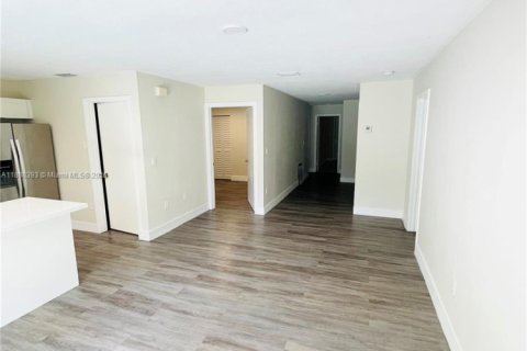 House in Miami, Florida 4 bedrooms, 288.37 sq.m. № 1942297 - photo 16