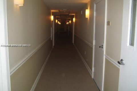 Снять в аренду кондоминиум в Майами, Флорида 2 спальни, 87.51м2, № 2034393 - фото 23