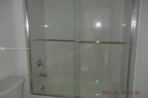 Снять в аренду кондоминиум в Майами, Флорида 2 спальни, 87.51м2, № 2034393 - фото 20