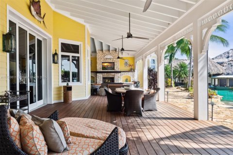 House in Marathon, Florida 5 bedrooms, 796.45 sq.m. № 1891396 - photo 17