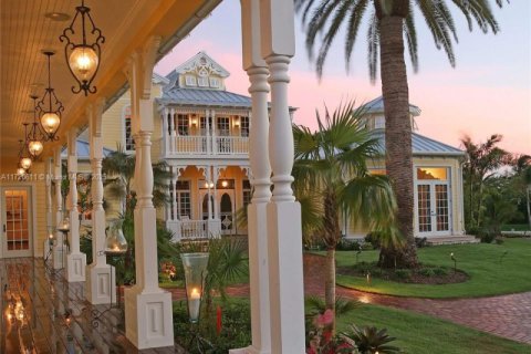 House in Marathon, Florida 5 bedrooms, 796.45 sq.m. № 1891396 - photo 4