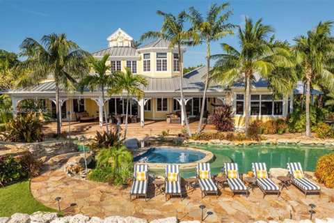 House in Marathon, Florida 5 bedrooms, 796.45 sq.m. № 1891396 - photo 6