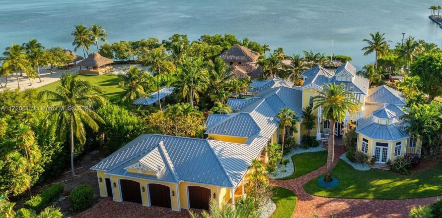 House in Marathon, Florida 5 bedrooms, 796.45 sq.m. № 1891396
