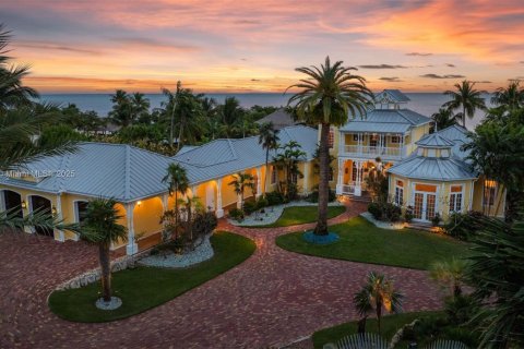 House in Marathon, Florida 5 bedrooms, 796.45 sq.m. № 1891396 - photo 7