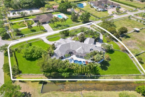 House in Southwest Ranches, Florida 4 bedrooms, 554.16 sq.m. № 1693198 - photo 1