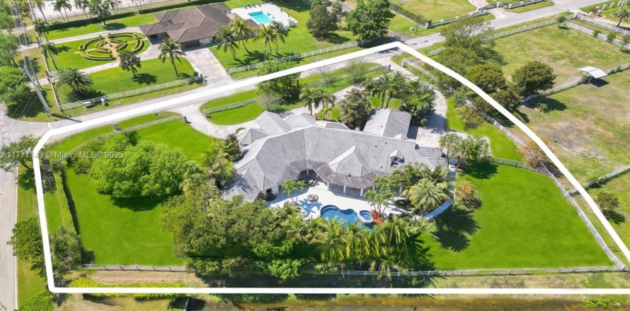 House in Southwest Ranches, Florida 4 bedrooms, 554.16 sq.m. № 1693198