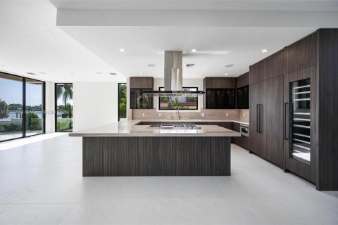 House in Miami Beach, Florida 5 bedrooms, 333.24 sq.m. № 1745847 - photo 4
