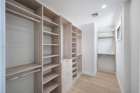 House in Miami Beach, Florida 5 bedrooms, 333.24 sq.m. № 1745847 - photo 10