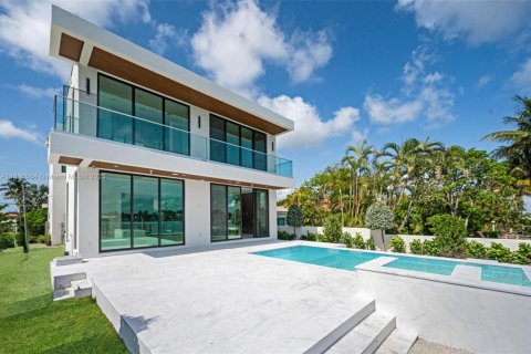 House in Miami Beach, Florida 5 bedrooms, 333.24 sq.m. № 1745847 - photo 24