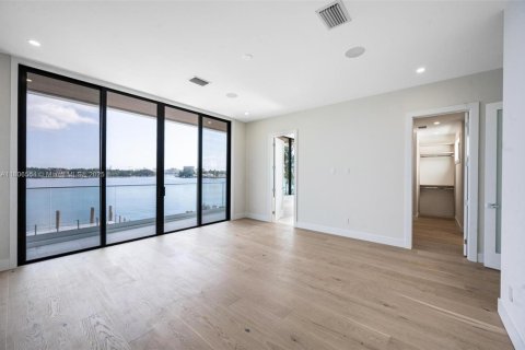 House in Miami Beach, Florida 5 bedrooms, 333.24 sq.m. № 1745847 - photo 7