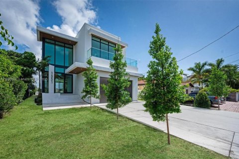 House in Miami Beach, Florida 5 bedrooms, 333.24 sq.m. № 1745847 - photo 29