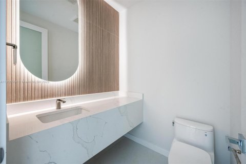 House in Miami Beach, Florida 5 bedrooms, 333.24 sq.m. № 1745847 - photo 22