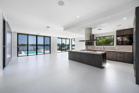 House in Miami Beach, Florida 5 bedrooms, 333.24 sq.m. № 1745847 - photo 2