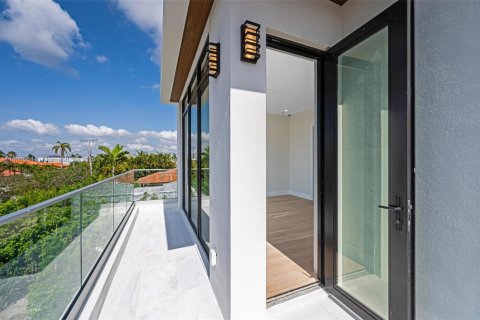 House in Miami Beach, Florida 5 bedrooms, 333.24 sq.m. № 1745847 - photo 17