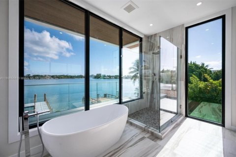 House in Miami Beach, Florida 5 bedrooms, 333.24 sq.m. № 1745847 - photo 9